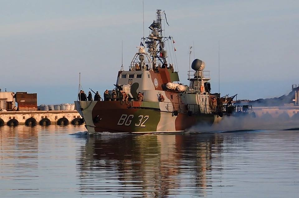 Украинские пограничники и моряки ВМС задержали в Азовском море судно нарушителей – мощные кадры