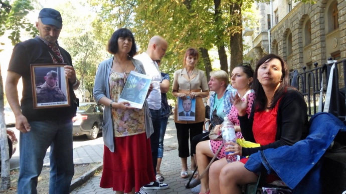 Протест на Банковой: несмотря на риск самим попасть в плен, жены и матери украинских пленных решительно настроены ехать в оккупированный Донецк