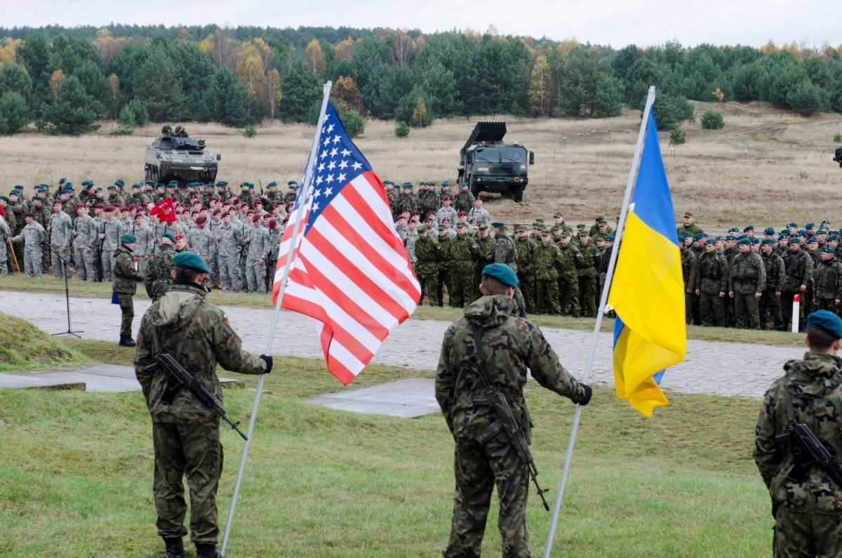 В Борисполе приземлился самолет с американским вооружением 