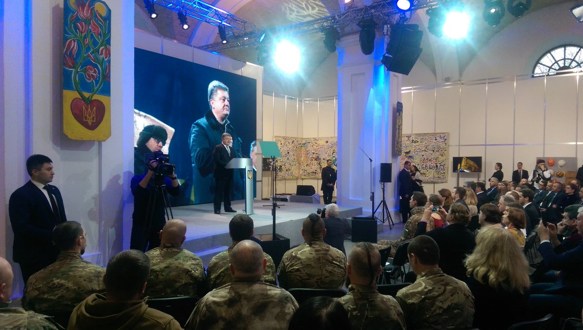 Третий год войны в Донбассе: Порошенко объяснил, почему в Украине нет военного положения