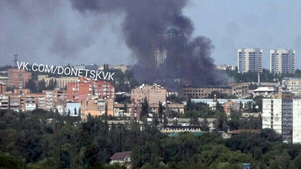 "Уже крыша сгорела, а они только приехали", - в соцсетях обсуждают почти сгоревший в оккупированном Донецке офис Таруты