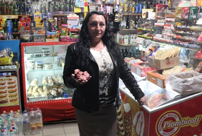 Поели колбасы и сухариков на 46 тыс грн: на Буковине два енота от души попировали при нападении на магазин, хозяйка в ужасе от увиденного - кадры