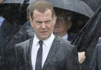 "Умер, сбежал, сошел с ума или накололся ботоксом", - в Сети выясняют, куда пропал премьер-министр России Медведев