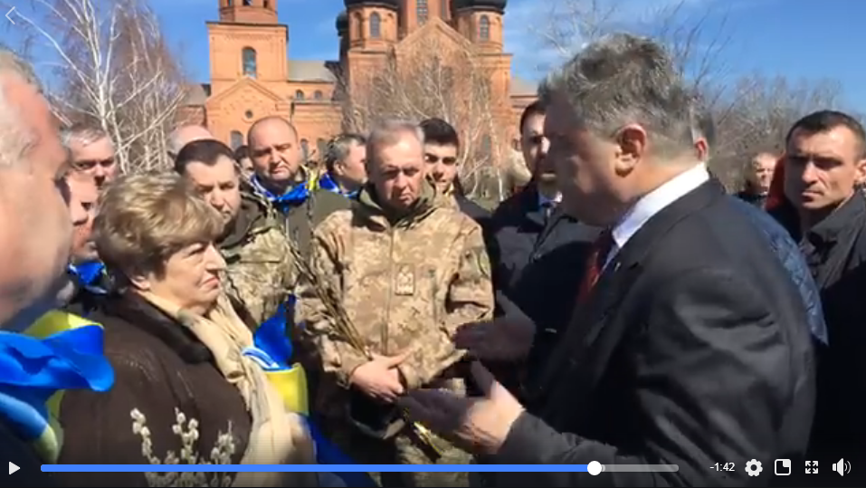 "Счастлив быть вместе с жителями Мариуполя", - Петр Порошенко приехал на Донбасс в Вербное воскресенье - кадры