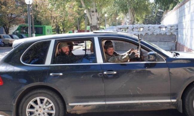 У Горловки боевики "ДНР" забрали автомобиль, вышвырнув из него семью с ребенком