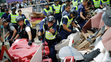 Власти Гонконга убирают баррикады, активисты не препятствуют