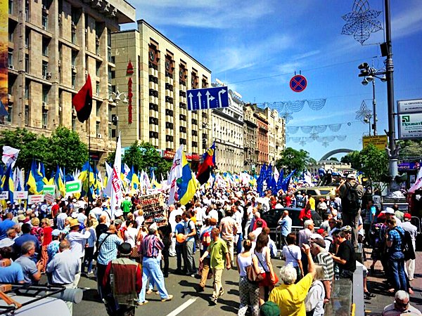 В Киеве многотысячная толпа митингующих перекрыла Крещатик: требуют смены власти 