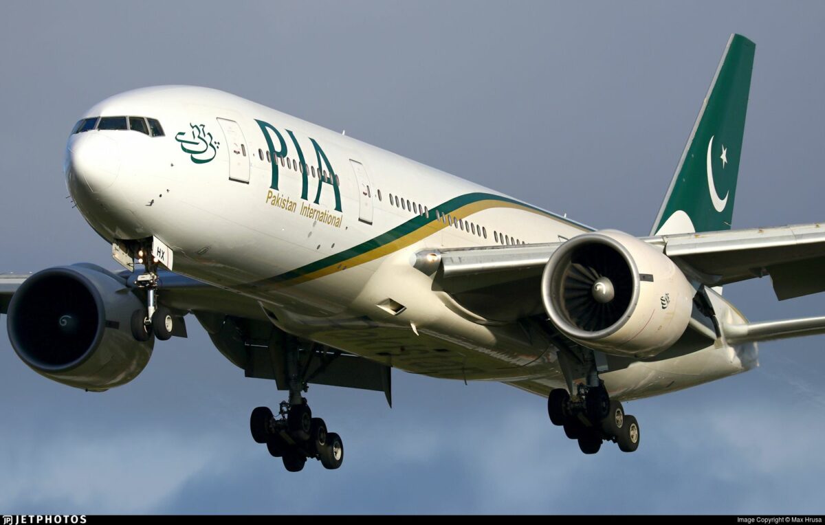 В Пакистане на жилой квартал рухнул пассажирский самолет Airbus 320 - первые кадры 