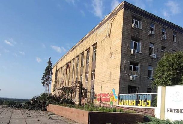 Россия сбросила на Купянск авиабомбу "ФАБ": в Сети появились фото разрушенного здания горсовета