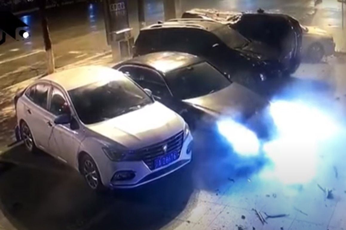 Автомобиль “запрыгнул” на свободное парковочное место: Сеть удивили кадры "феерического" ДТП