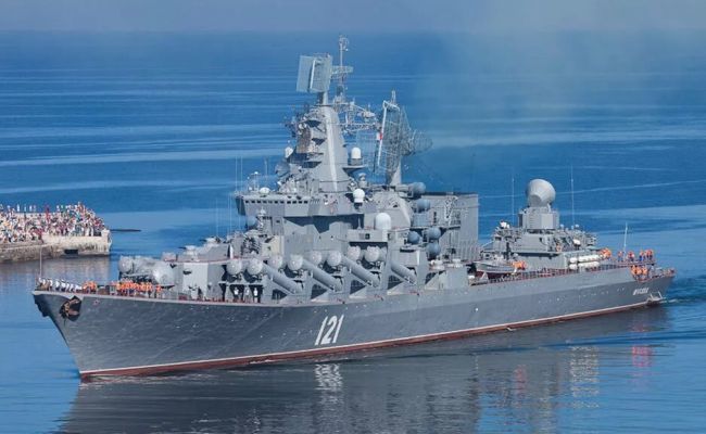 Ракетный удар по крейсеру "Москва": при попытке РФ потушить пожар затонуло второе судно – СМИ