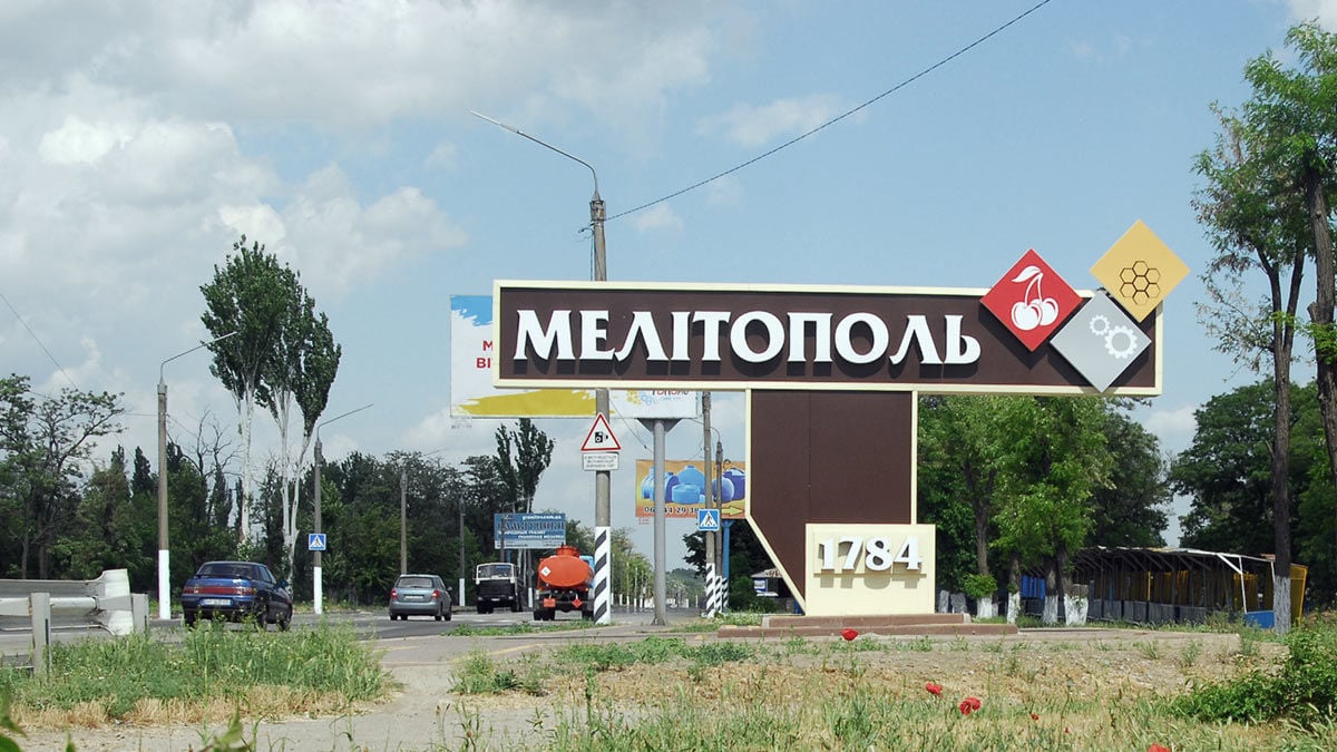 ​В Мелитополе возле штаба "Единой России" прогремел взрыв – в Сети появились кадры