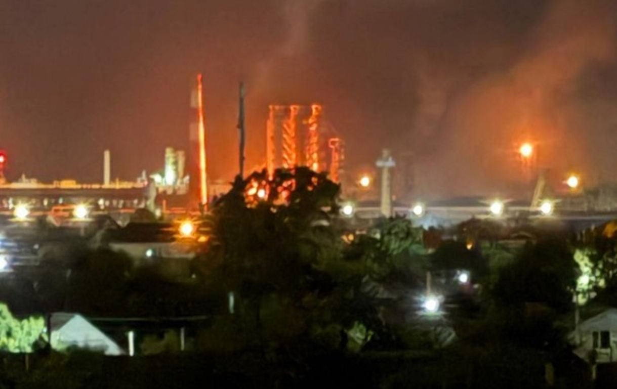 Дроны больше часа атаковали Афипский НПЗ в РФ – в Сети показали видео 