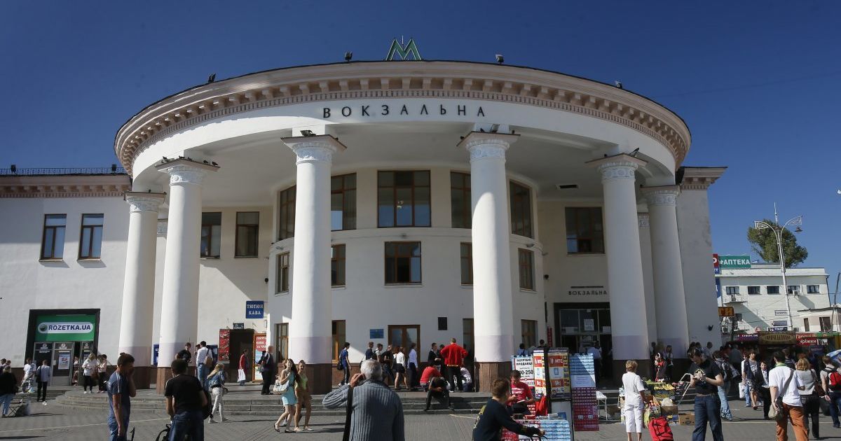 В Киеве проводят эвакуацию около станции метро "Вокзальная": нашли подозрительный чемодан