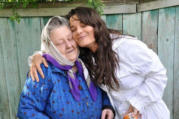 Истерика Королевой в соцсетях по поводу невозможности попасть на похороны бабушки дала результат: певица приедет в Украину