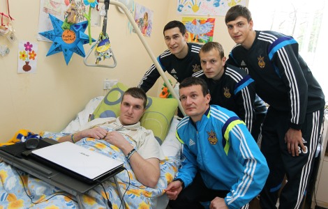 Футболисты сборной Украины проведали раненых бойцов АТО во Львовском госпитале