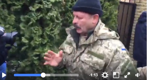 "Уберите его от греха подальше отсюда": скандальный нардеп Барна устроил у дома Генпрокурора Луценко потасовку, пришлось применить слезоточивый газ, - кадры