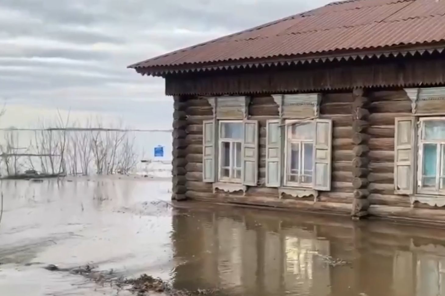 ​ЧП в Курганской области: вода сносит мосты, власти требуют срочную эвакуацию