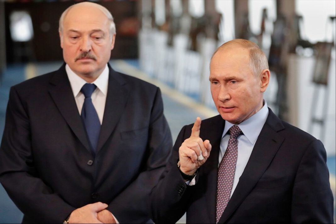 ​Встречу скрывали несколько часов: Лукашенко неожиданно прилетел к Путину на Валдай