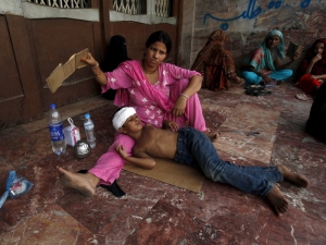 В Пакистане срочно устанавливают аварийные медицинские лагеря для пострадавших от жары