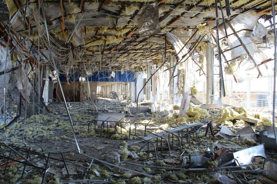 Руины Луганского аэропорта: внутри здания остались одни кирпичи