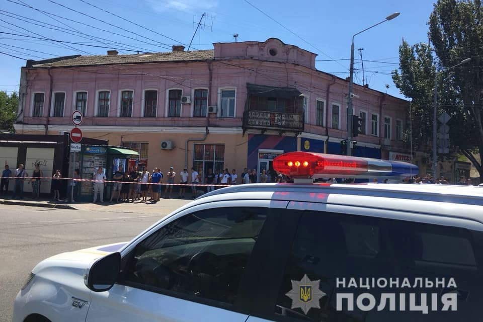 ​В Одессе захват заложника: полиция начала спецоперацию "Гром" - подробности и кадры