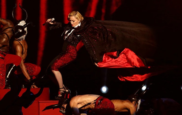 ​Мадонна получила травмы шеи и головы при падении на Brit Awards