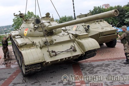 ​В Донецке из парка представители ДНР вывезли танк