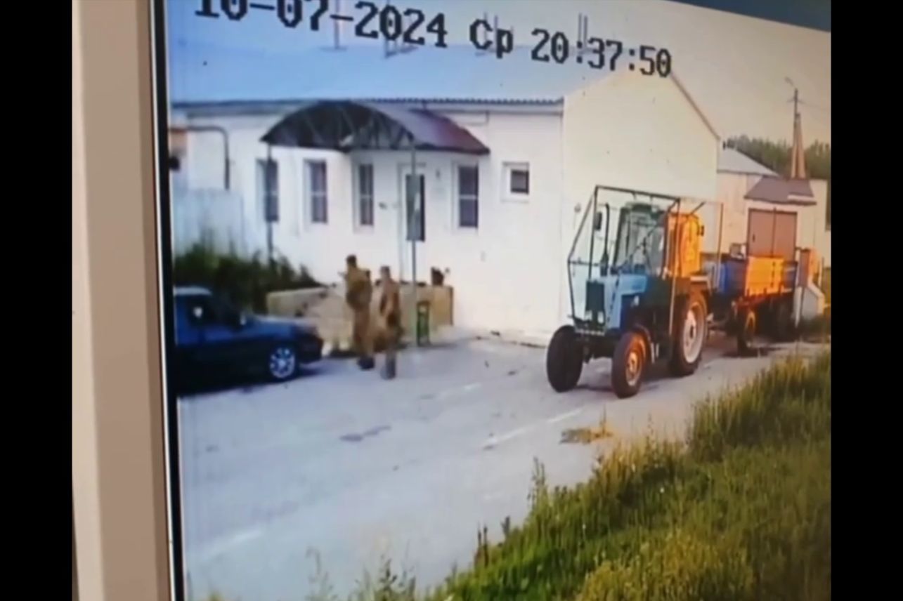 ​ВС РФ разграбили свиноферму под Белгородом, поступок "элиты" сняла камера наблюдения