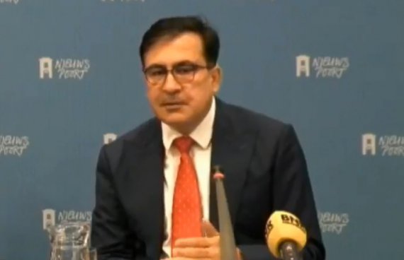 Похудевший и в очках: Саакашвили в Гааге удивил новым имиджем – СМИ показали, как теперь выглядит политик