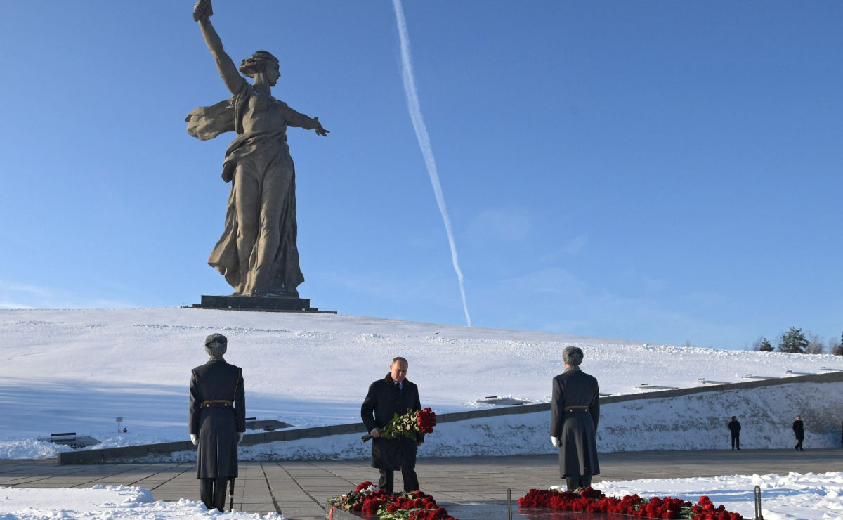 ​Охрана Путина в Волгограде несла два чемоданчика, один был "ядерный": СМИ озвучили содержимое второго