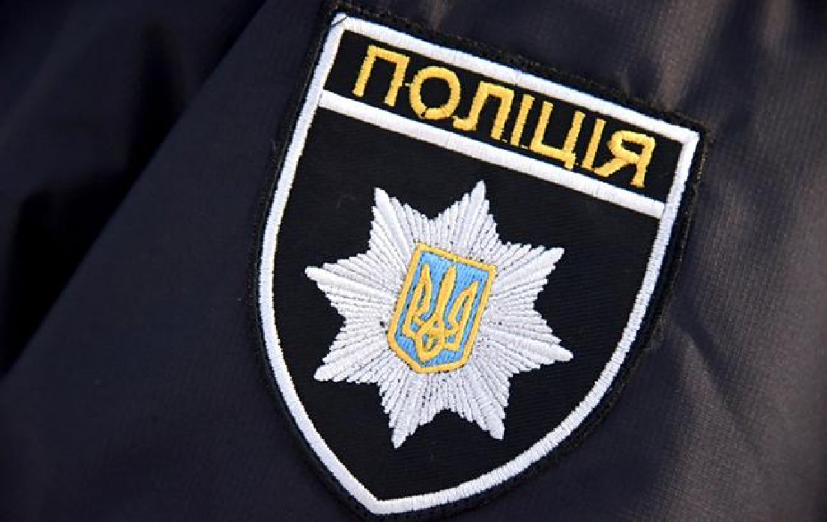 В Ровно лысый хулиган в маске оскорбил Украину: его разыскивает полиция