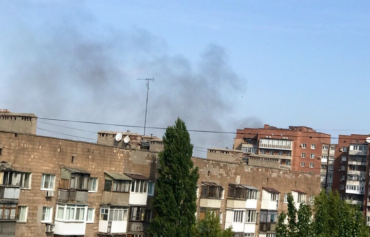 "Очень громко было, дым валит сильный", - жители оккупированного Донецка напуганы громким взрывом, кадры