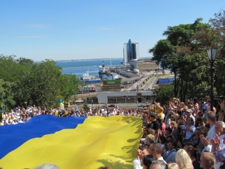 В Одессе развернули 23-метровый украинский флаг