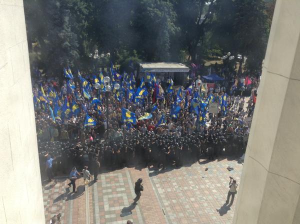 Изменение Конституции Украины: акция протеста под Верховной Радой