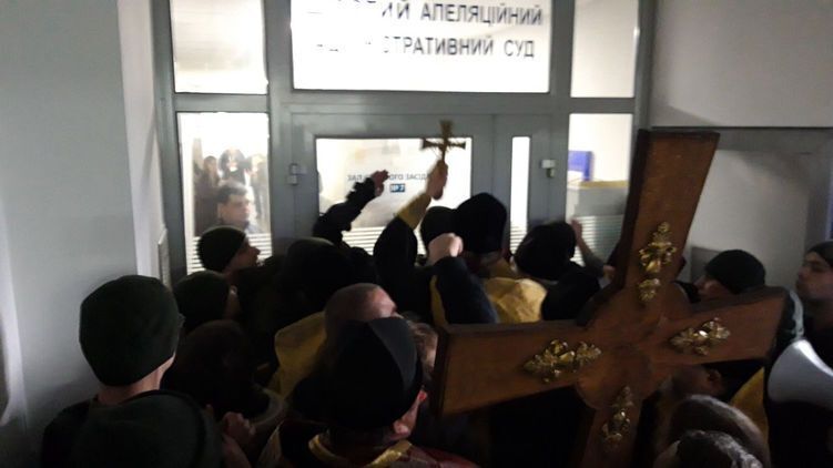 Сторонники Филарета устроили штурм суда в Киеве: видео драки - полиция применила газ