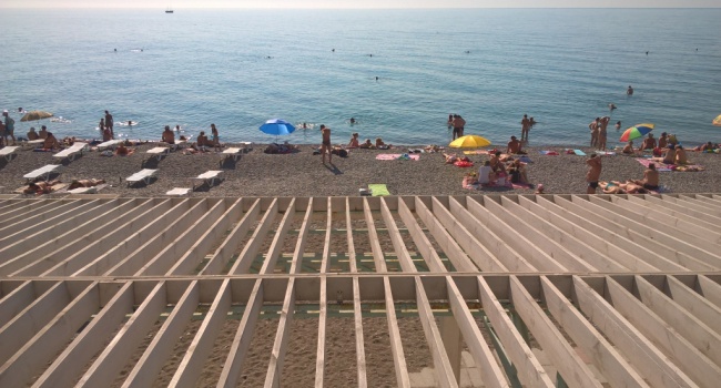 Рассказы о разгаре курортного сезона в Крыму оказались враньем: украинский блогер сравнил фото самого популярного пляжа Ялты до и после аннексии