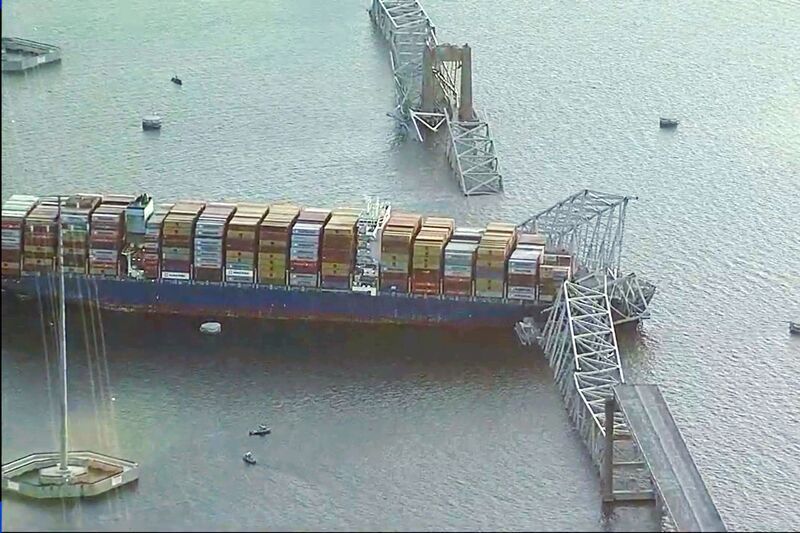 В США корабль снес автомобильный мост, который рухнул в воду: видео обрушения