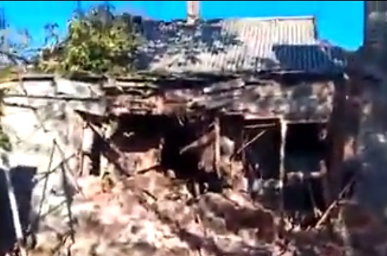 Донецкий микрорайон Трудовские попал под обстрел: разрушенные дома, поваленные деревья и сгоревшие крыши