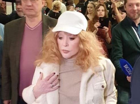 Пугачева напугала поклонников на шоу Киркорова: "Видно, как Алла сдала, даже идти сама не может" - фото