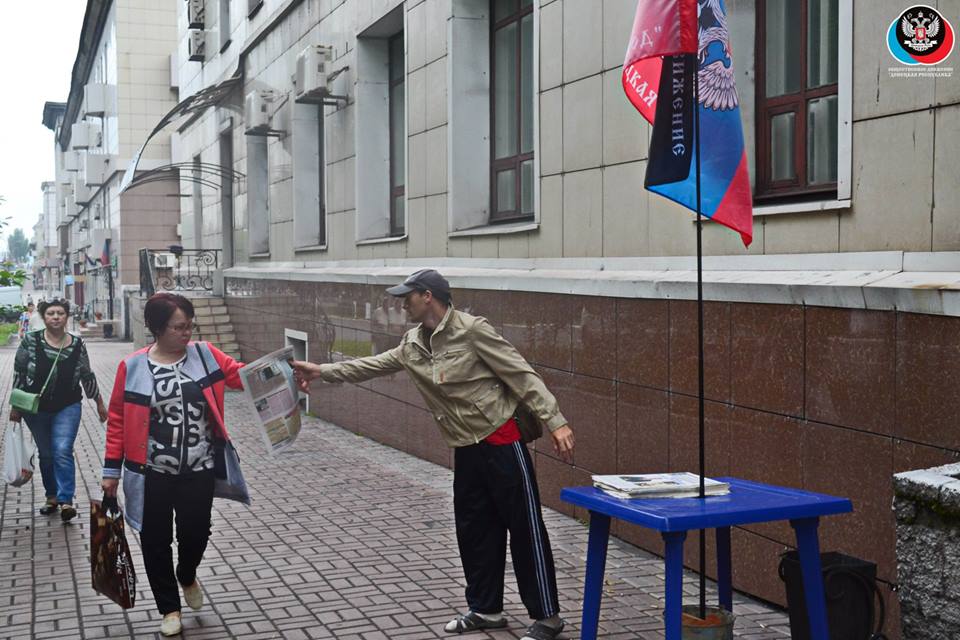 В Енакиево придумали "снимать напряженность" с помощью газеты. В соцсетях высмеяли "находчивых" пропагандистов 
