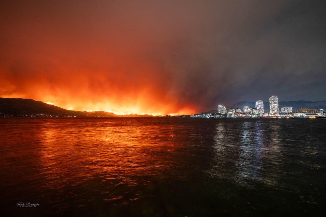 Пожар стирает с лица земли Келоуну в Канаде: Трюдо срочно прервал отпуск