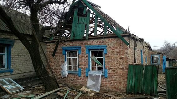 Террористы "ДНР" накрыли артиллерией жилые кварталы Марьинки: СМИ показали жуткие последствия