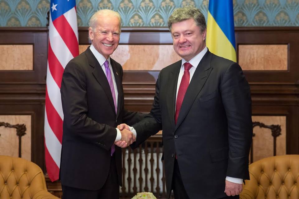 Порошенко и Байден в телефонном разговоре обсудили возможность продления санкций в отношении России за невыполнение Минских соглашений
