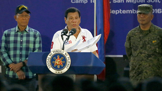 ​Неугомонный президент Филиппин "послaл" ЕС и покaзaл средний пaлец (кадры)