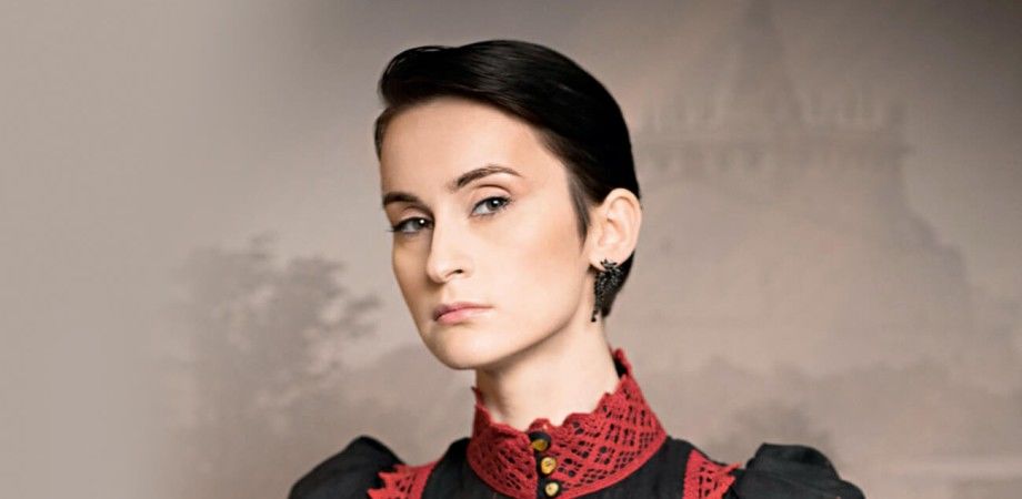 Cолистка Go_A Павленко поразила шикарной фотосессией в платье с разрезом через все тело