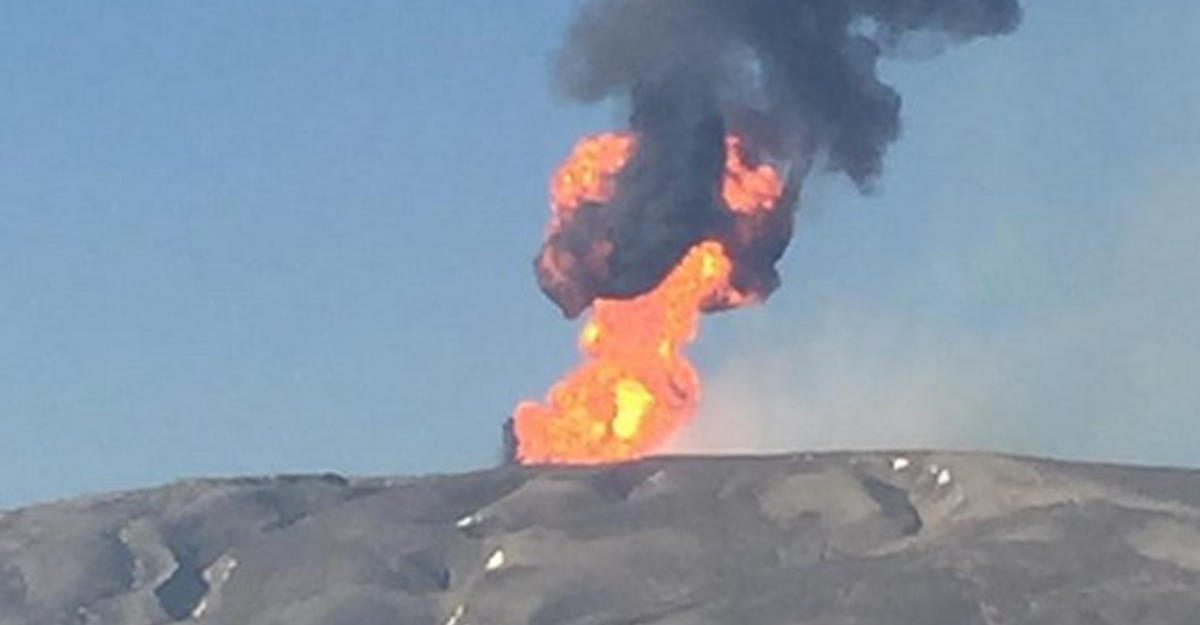 Вблизи Баку извергается масштабный грязевой вулкан Отман-Боздаг: появились кадры катастрофы, пламя достигает 300 м в высоту