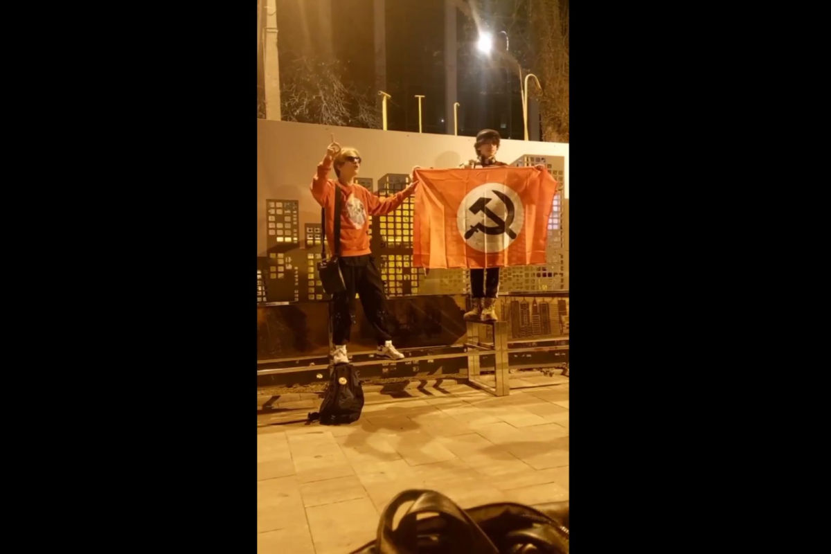 ​В Одессе 2 парня, развернув флаг большевиков СССР, объявили марш на Киев – они арестованы