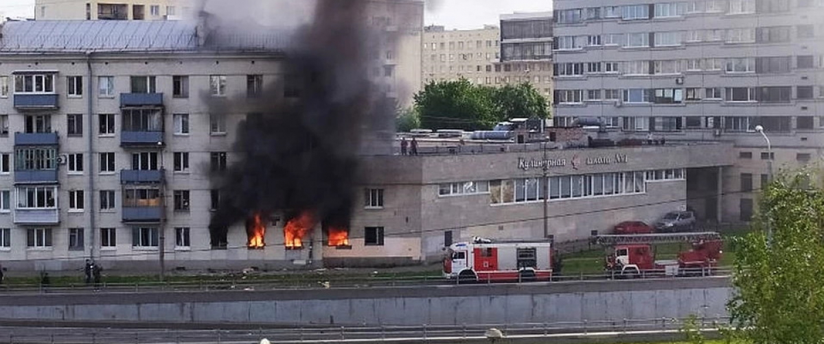 В Санкт-Петербурге жилой дом взлетел на воздух: здание охватил пожар, взрыв выбил решетки на окнах