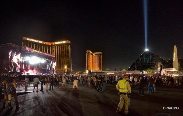Стрелок Паддок вел огонь по 22-тысячной толпе несколько минут: число убитых зрителей на концерте в Лас-Вегасе выросло до 59 человек 